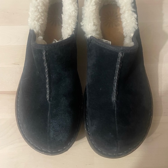 UGG Australia SN 1757 Women's Bettey Black Sheepskin Slip On Shoes Loafers - Picture 1 of 6